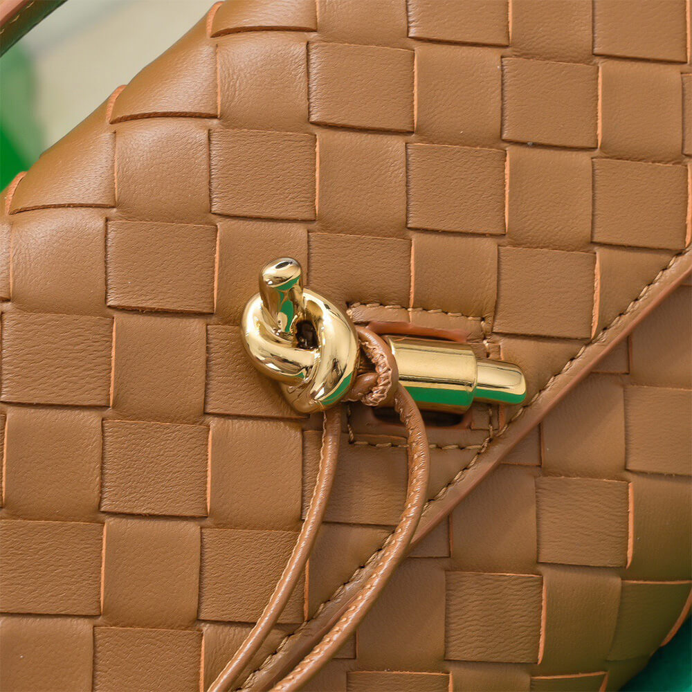 Bottega Veneta Andiamo Clutch(HIGH-END GRADE)